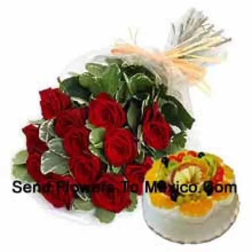 Bouquet de 12 roses rouges avec des garnitures saisonnières accompagné d'un gâteau aux fruits de 1 livre (1/2 kg)