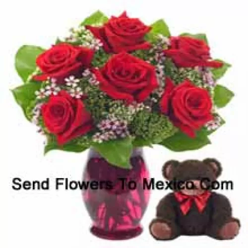 6 Roses rouges avec des fougères dans un vase en verre accompagnées d'un mignon ourson de 14 pouces de hauteur
