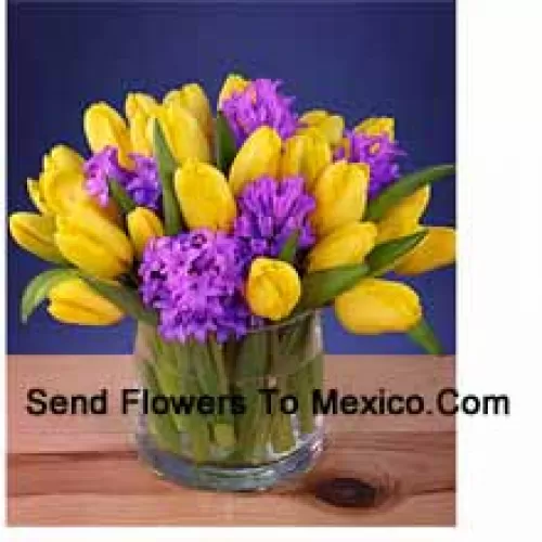 Tulipes jaunes magnifiquement disposées dans un vase en verre - Veuillez noter que en cas de non-disponibilité de certaines fleurs de saison, celles-ci seront remplacées par d'autres fleurs de même valeur