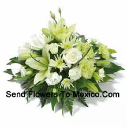 Un bel arrangement de roses blanches, de œillets blancs, de lys blancs et de fleurs blanches assorties avec des remplissages saisonniers