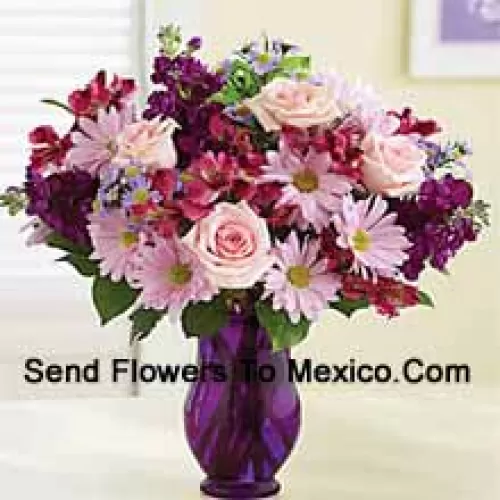 Roses roses, gerberas roses et autres fleurs assorties arrangées magnifiquement dans un vase en verre - 24 tiges et remplissages