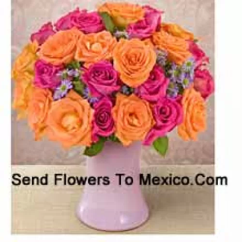 12 Roses Roses et 12 Roses Orange avec des Remplissages Saisonniers dans un Vase en Verre