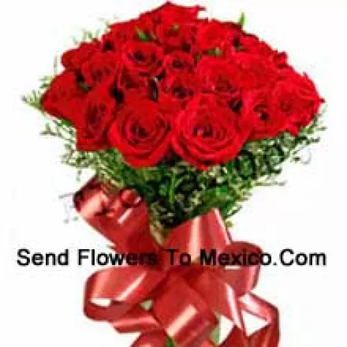 Bouquet de 24 roses rouges avec des garnitures saisonnières
