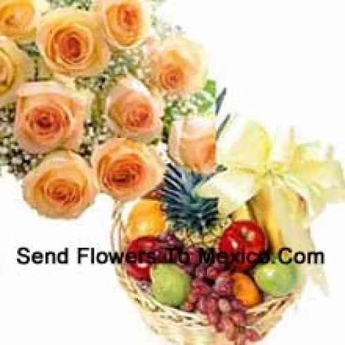 Bouquet de 12 roses oranges avec une corbeille de fruits frais de 3 kg